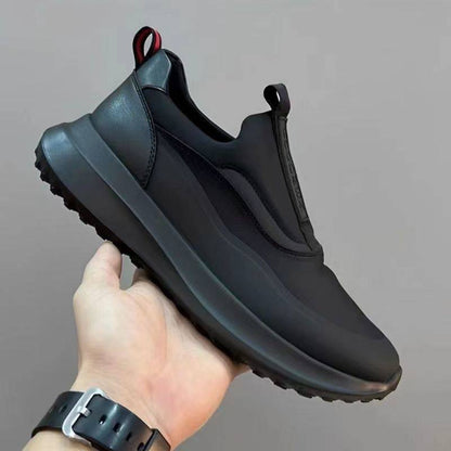 Lightweight, breathable and thick-soled sports shoes