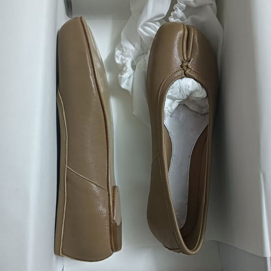 Loafers with laces