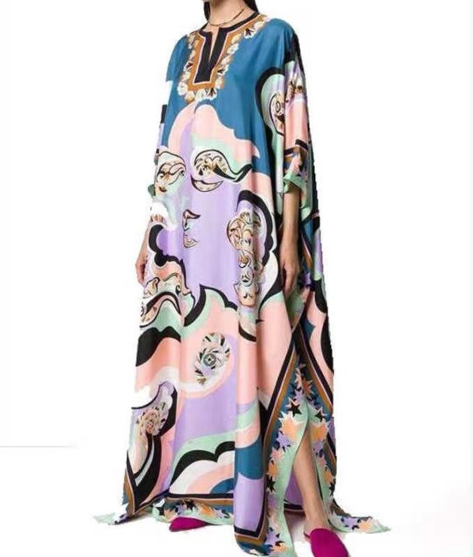 Long robe with V-neck and long skirt