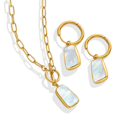 Long-shaped pendant necklace with lustrous and elegant earrings