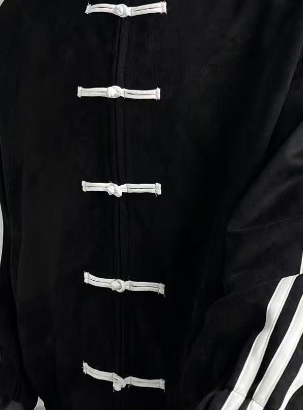 Loose jacket with stand-up collar and buckles