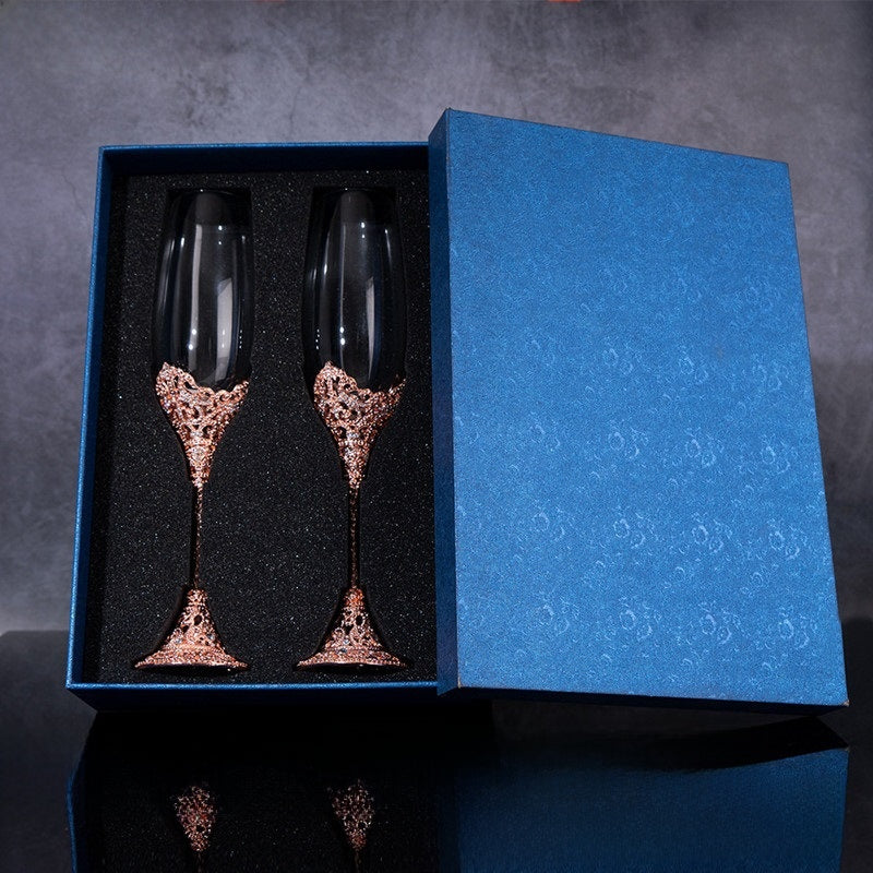 Luxurious gift box of crystal glass wine sets