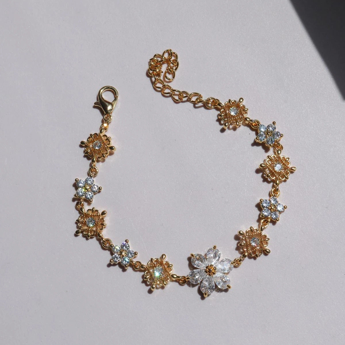 Luxury and sophisticated women's bracelet