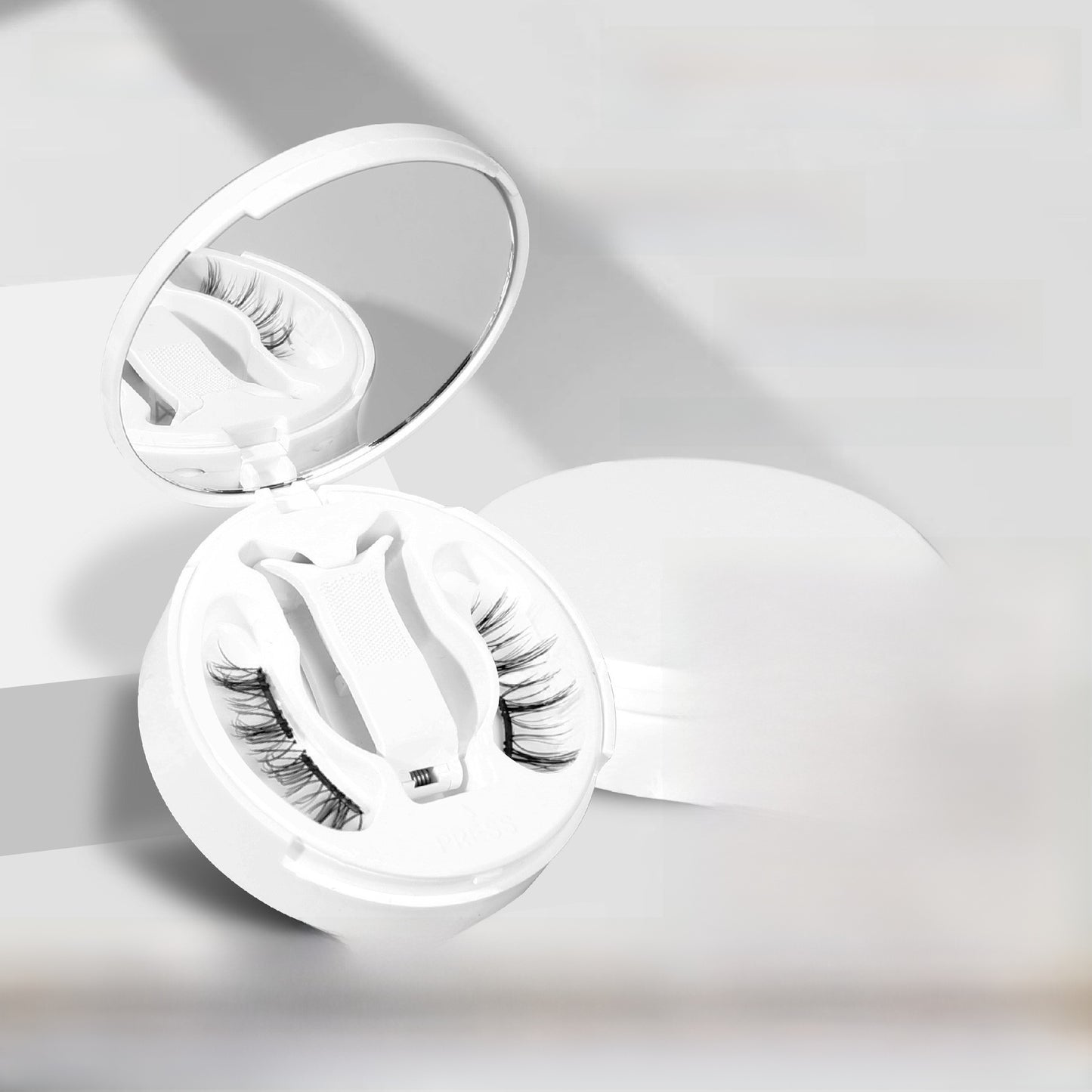Magnetic false eyelashes