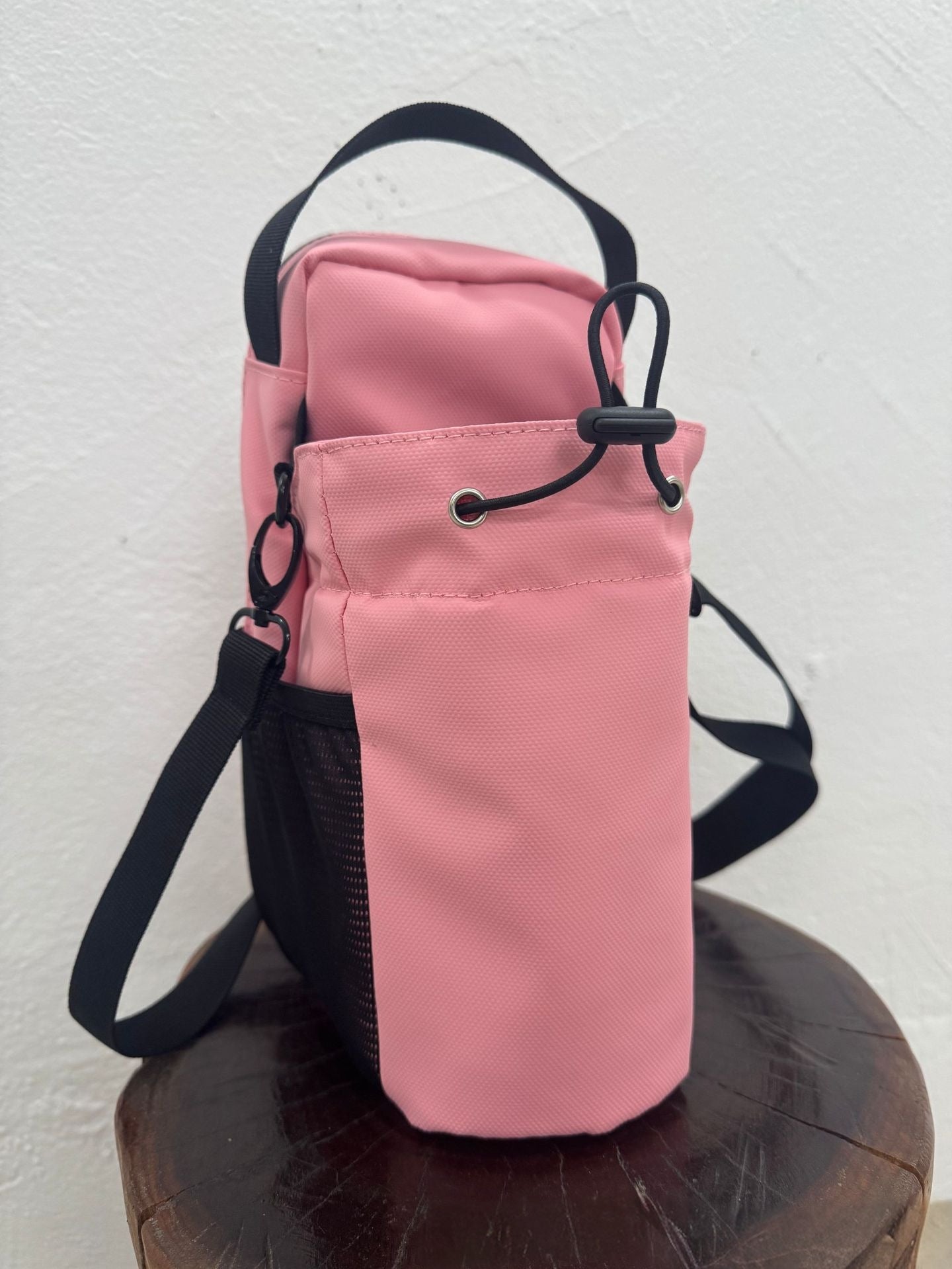 Magnetic Fitness Water Bottle Bag with Crossbody Strap