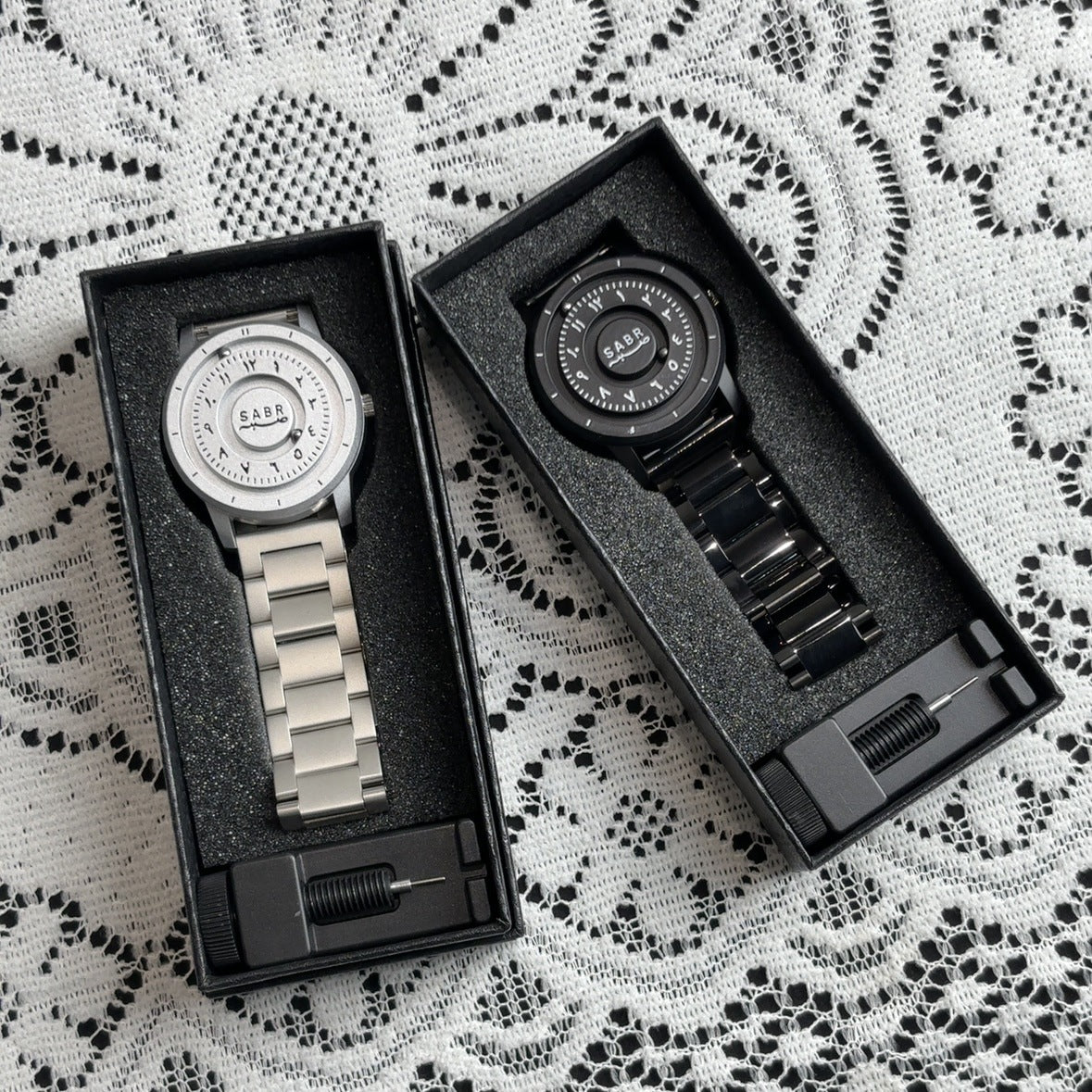 Magnetic levitation quartz watch