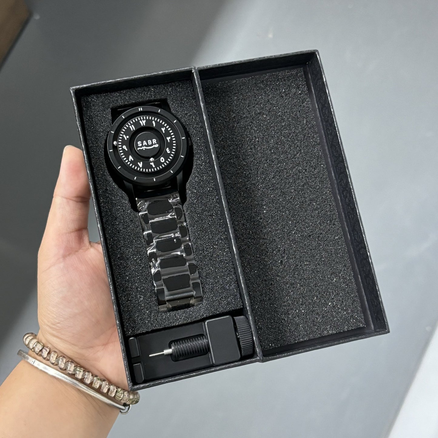 Magnetic levitation quartz watch