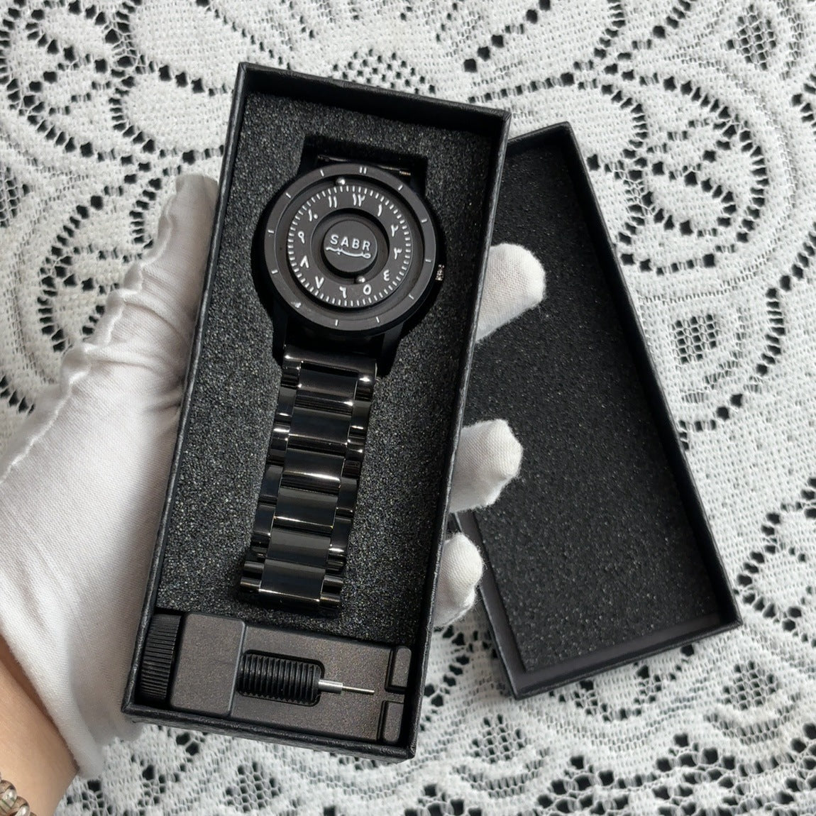 Magnetic levitation quartz watch