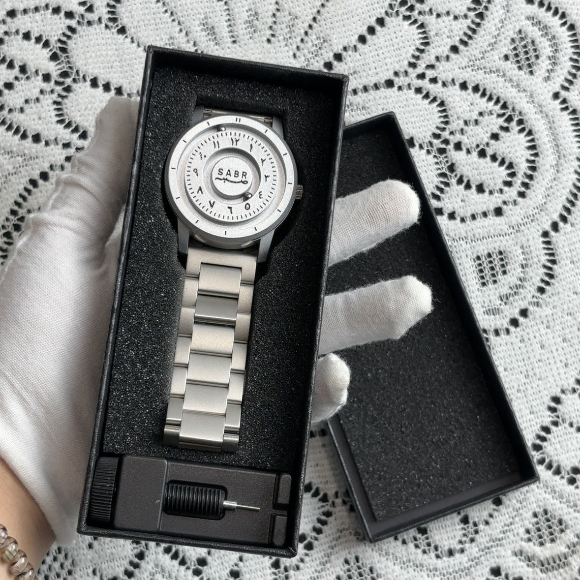 Magnetic levitation quartz watch