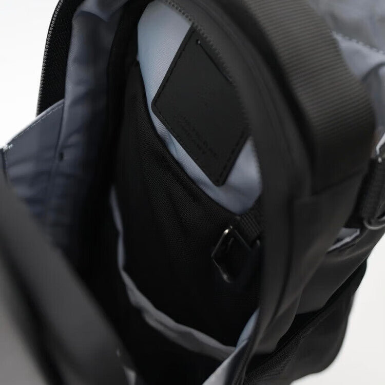 Magnetic snap shoulder bag