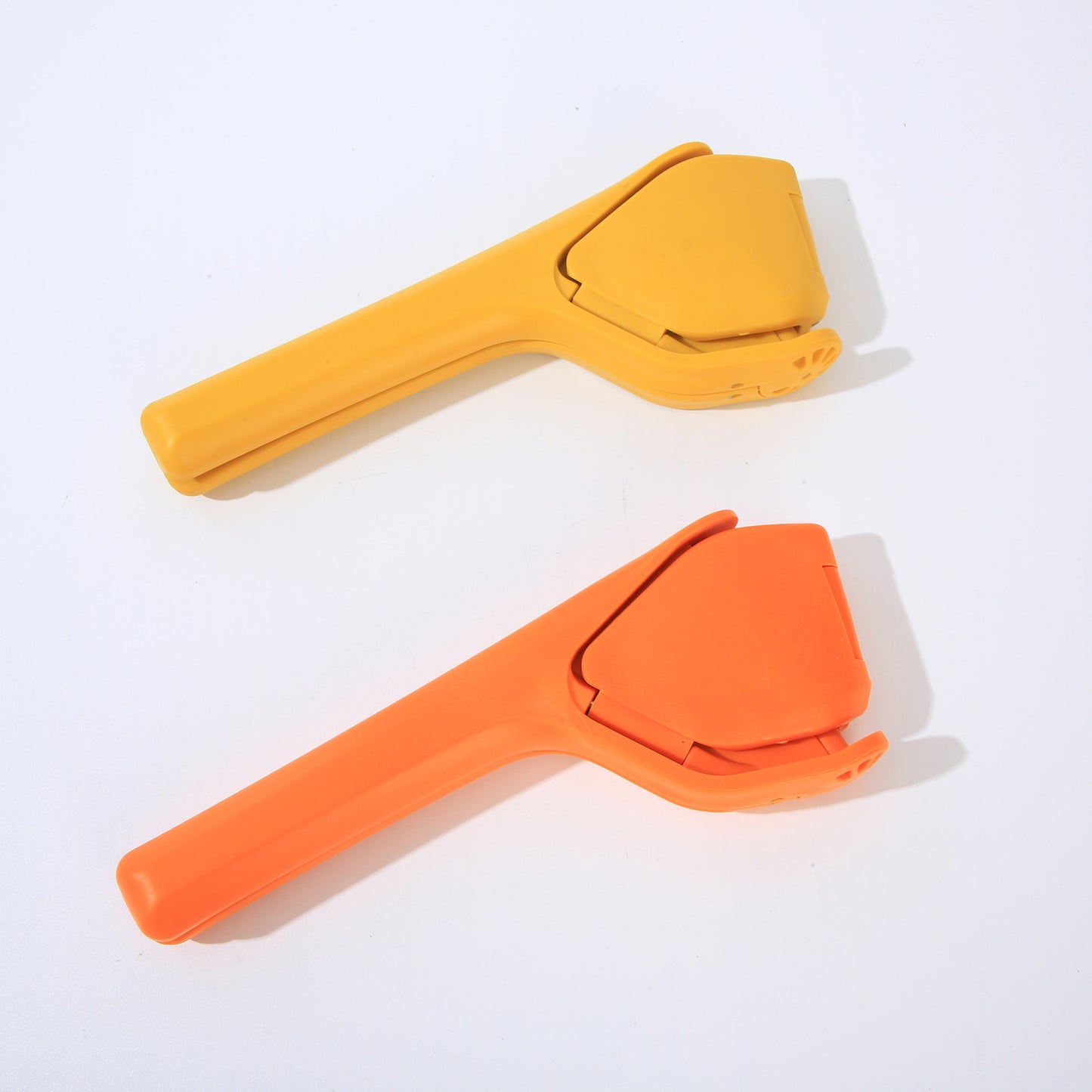 Manual fruit juicer
