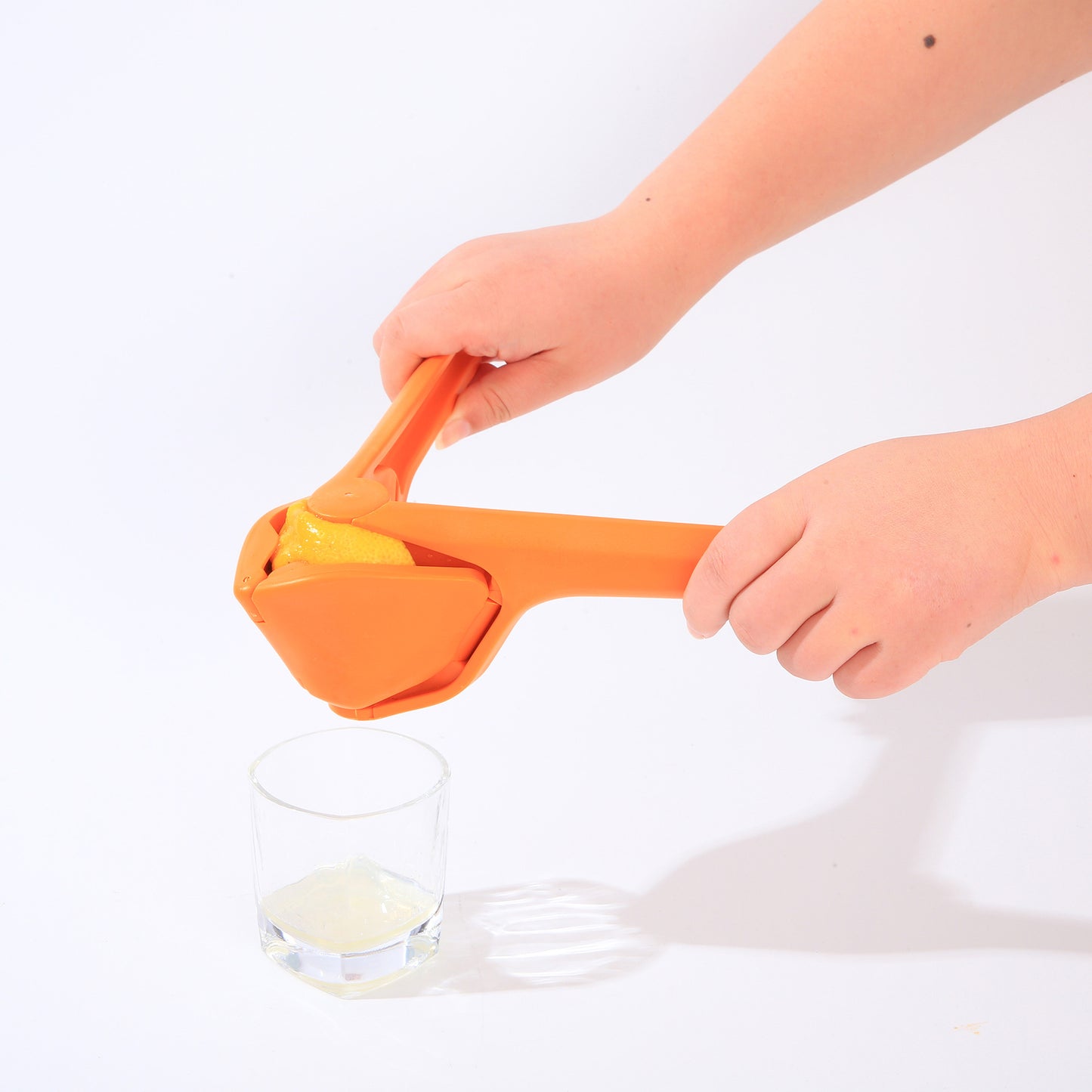 Manual fruit juicer