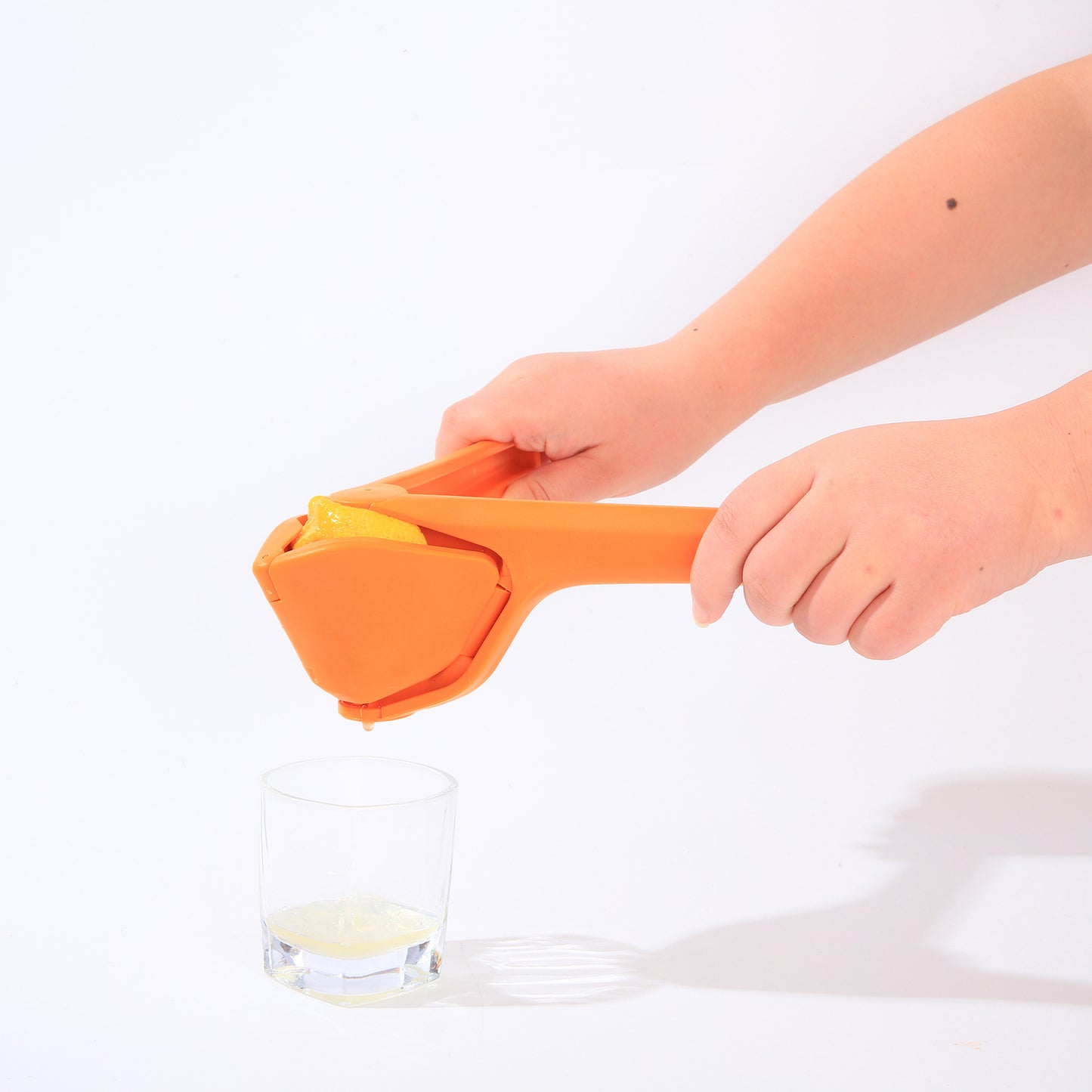 Manual fruit juicer