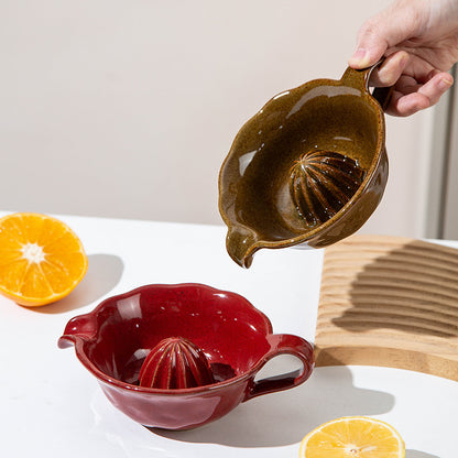 Manual juicing cup