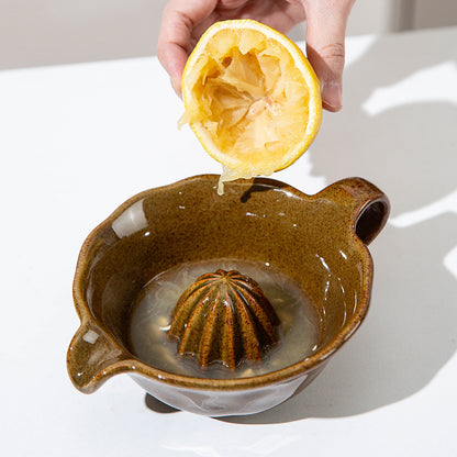 Manual juicing cup