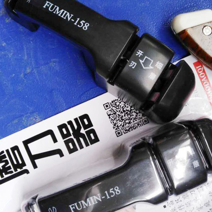 Manual knife sharpener