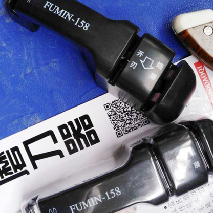 Manual knife sharpener
