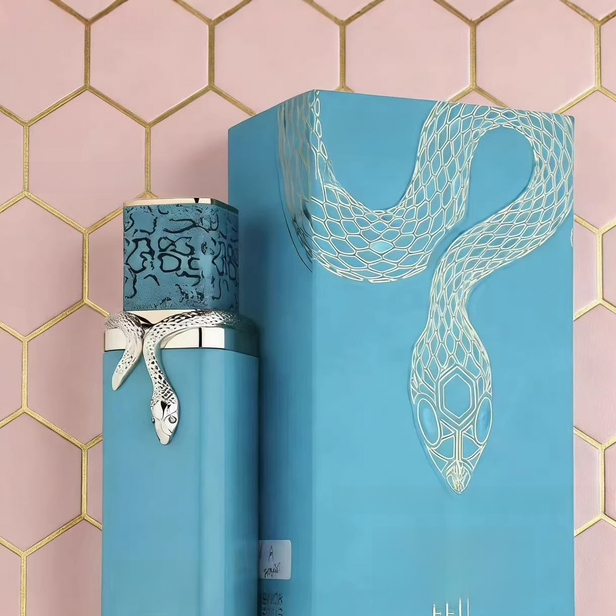 Men's fragrance has a long-lasting scent