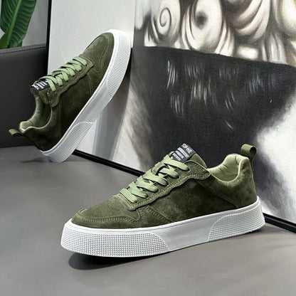 Men's sneakers with flat sole and lightweight design