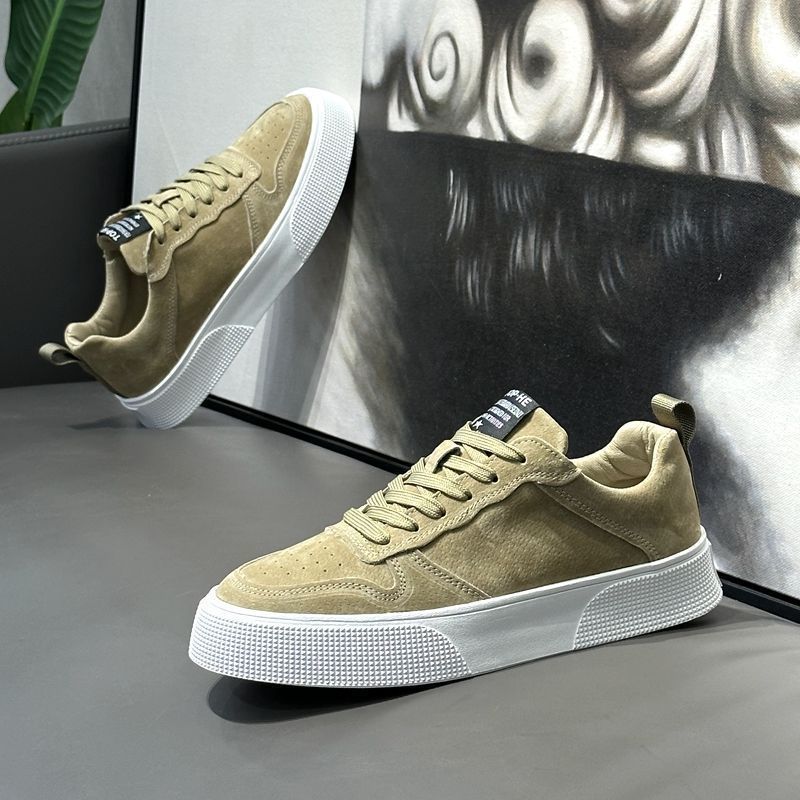 Men's sneakers with flat sole and lightweight design