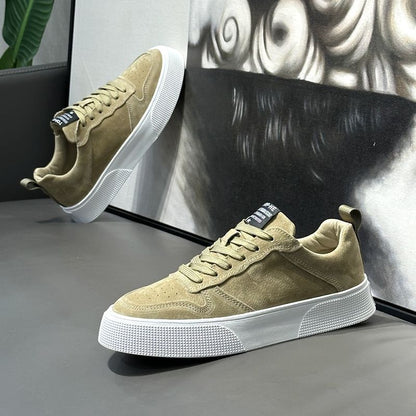 Men's sneakers with flat sole and lightweight design
