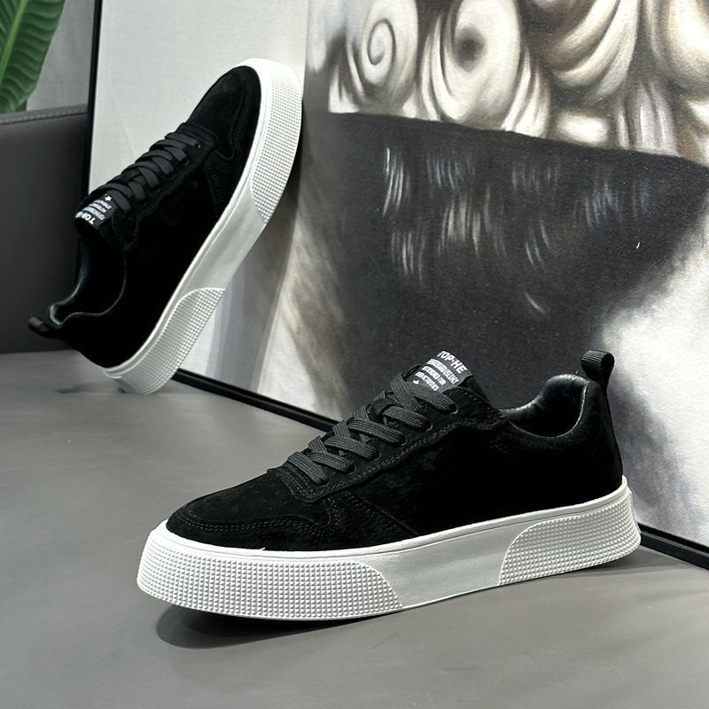 Men's sneakers with flat sole and lightweight design