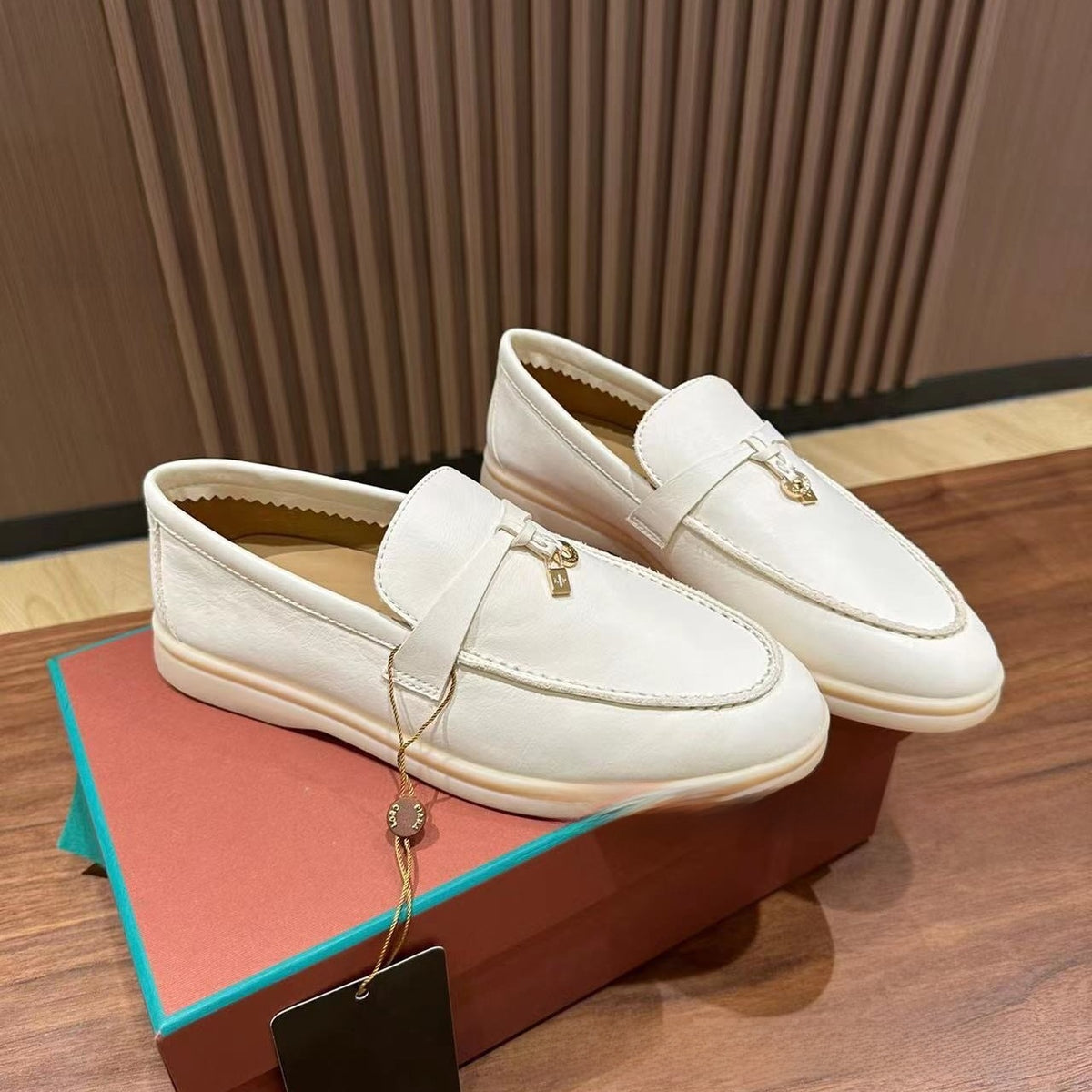 Metal buckle tassel soft-soled loafers