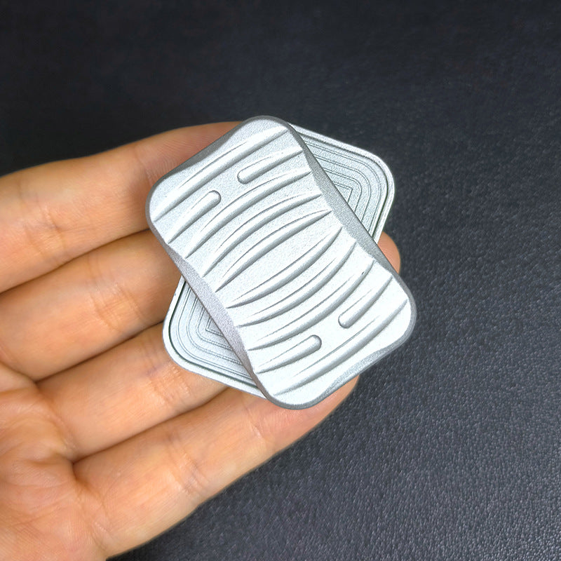 Metal finger spinner