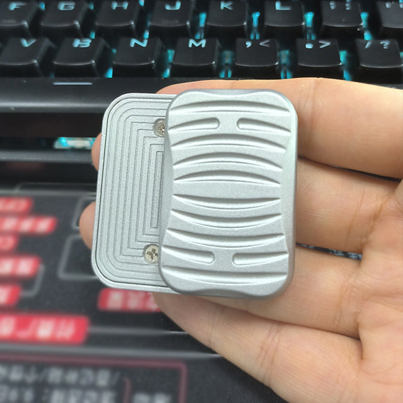 Metal finger spinner
