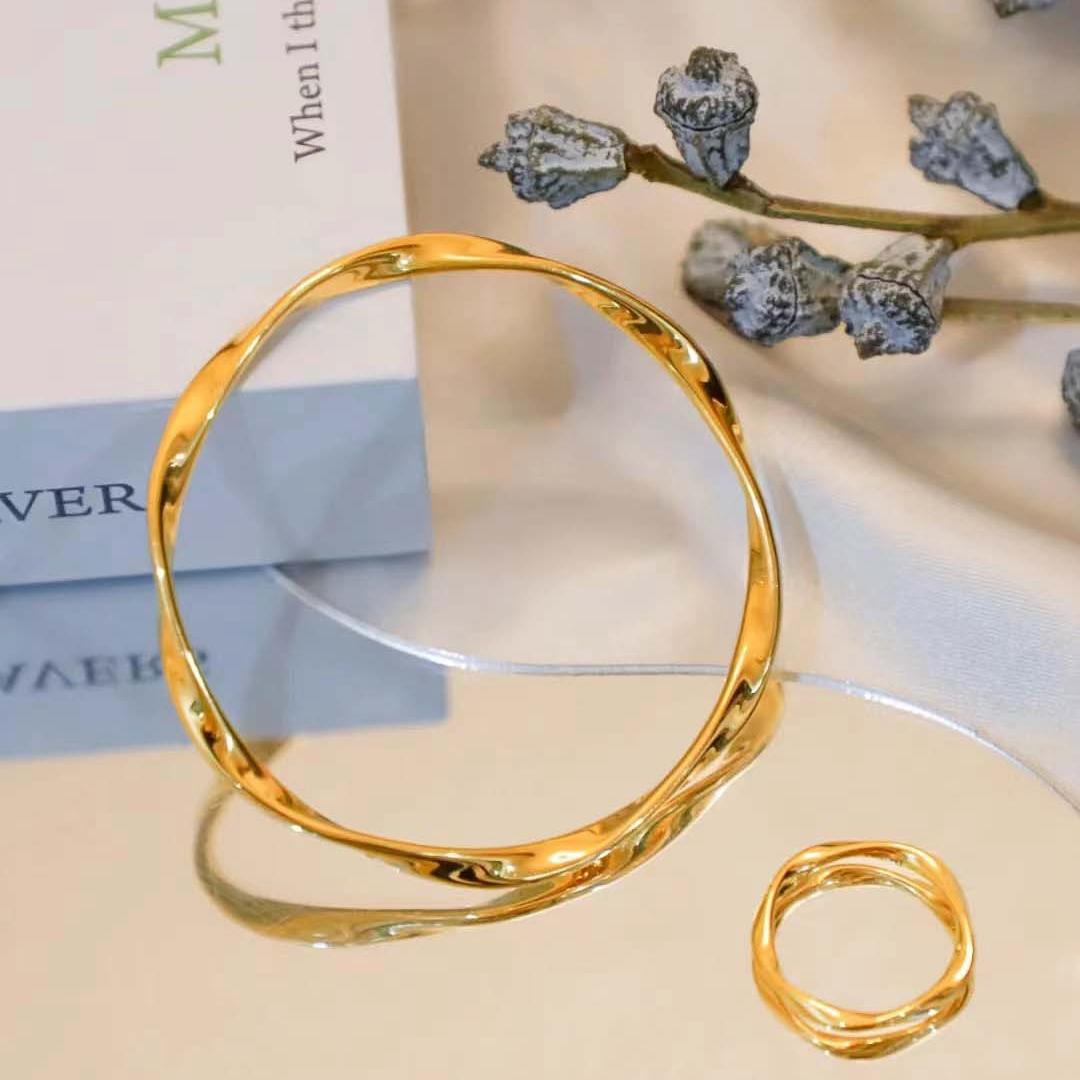 Möbius bracelet