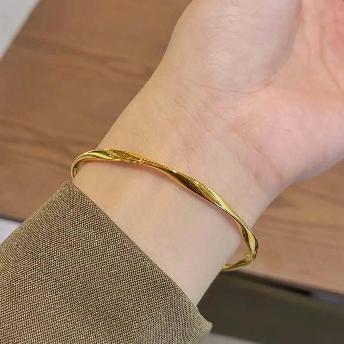 Möbius bracelet