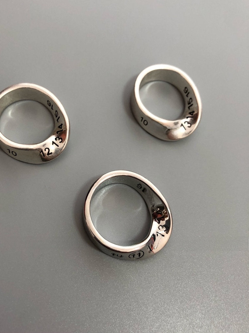 Möbius ring