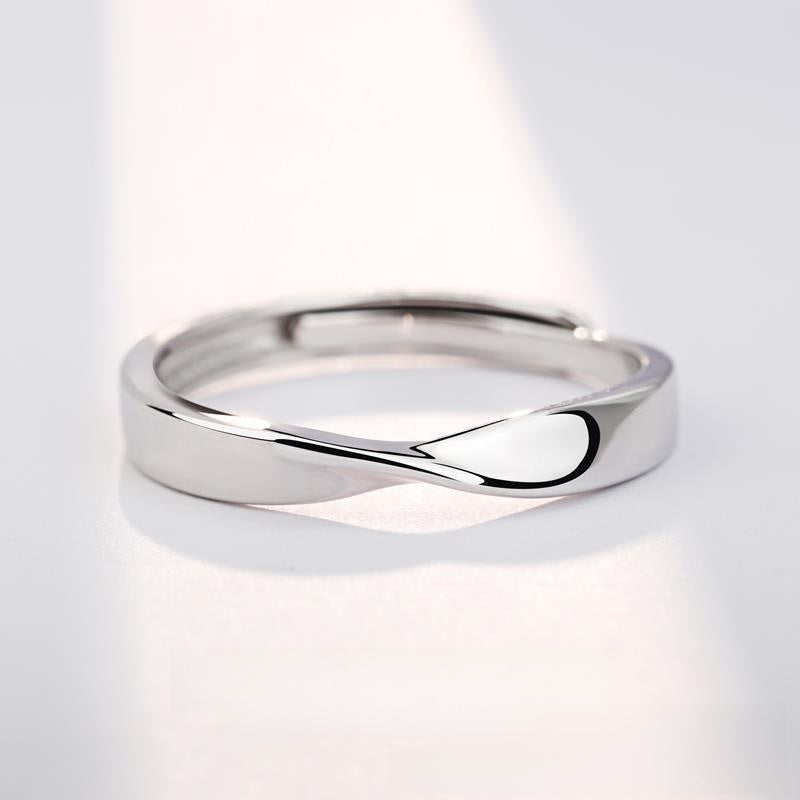 Mobius strip ring