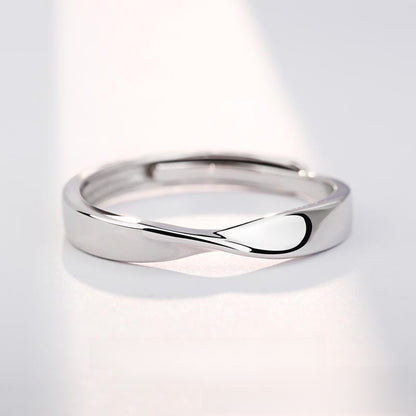 Mobius strip ring