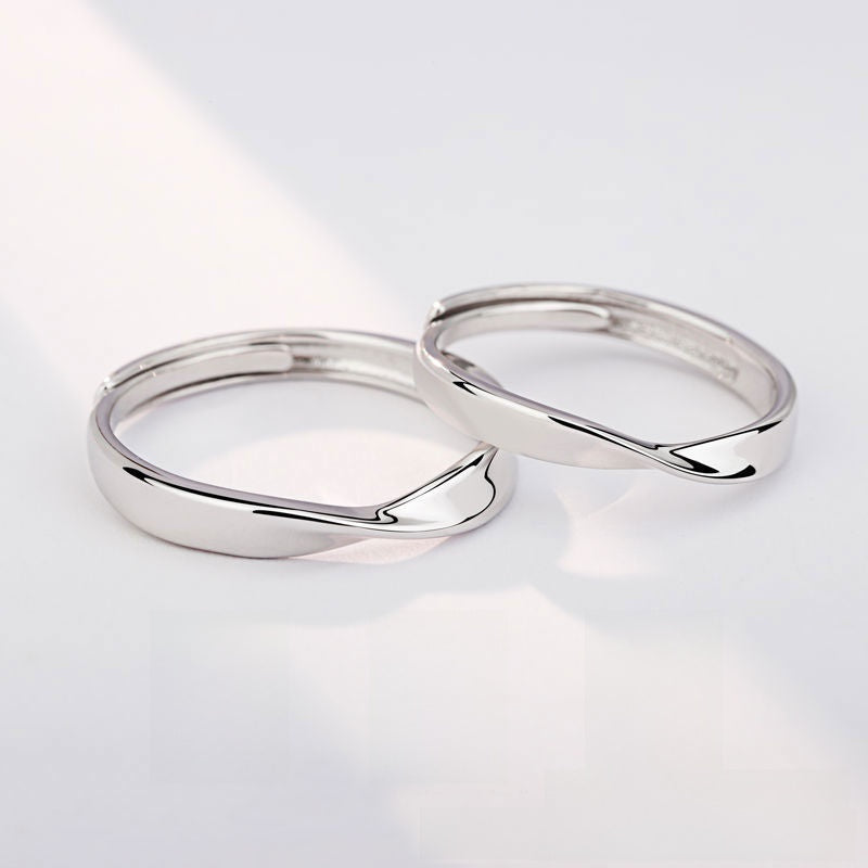 Mobius strip ring