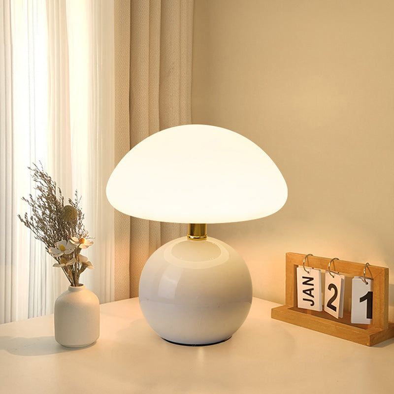 Mushroom-shaped desk lamp