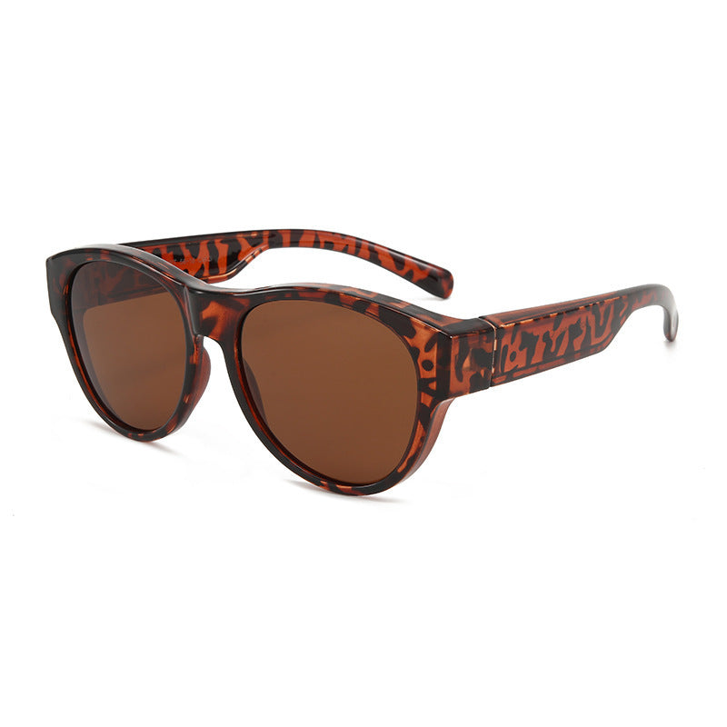 Myopia can be treated with sunglasses.
