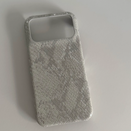 Niche-textured leather semi-rigid case