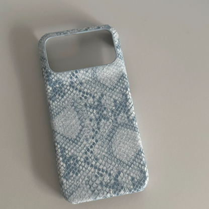 Niche-textured leather semi-rigid case
