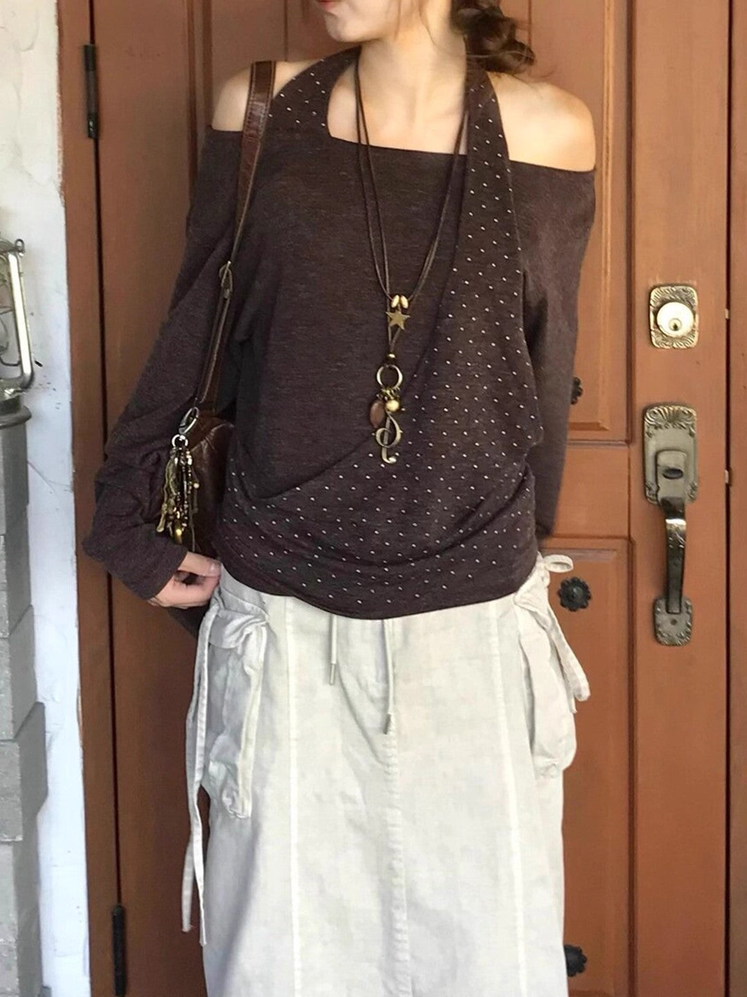 off-shoulder long-sleeved T-shirt