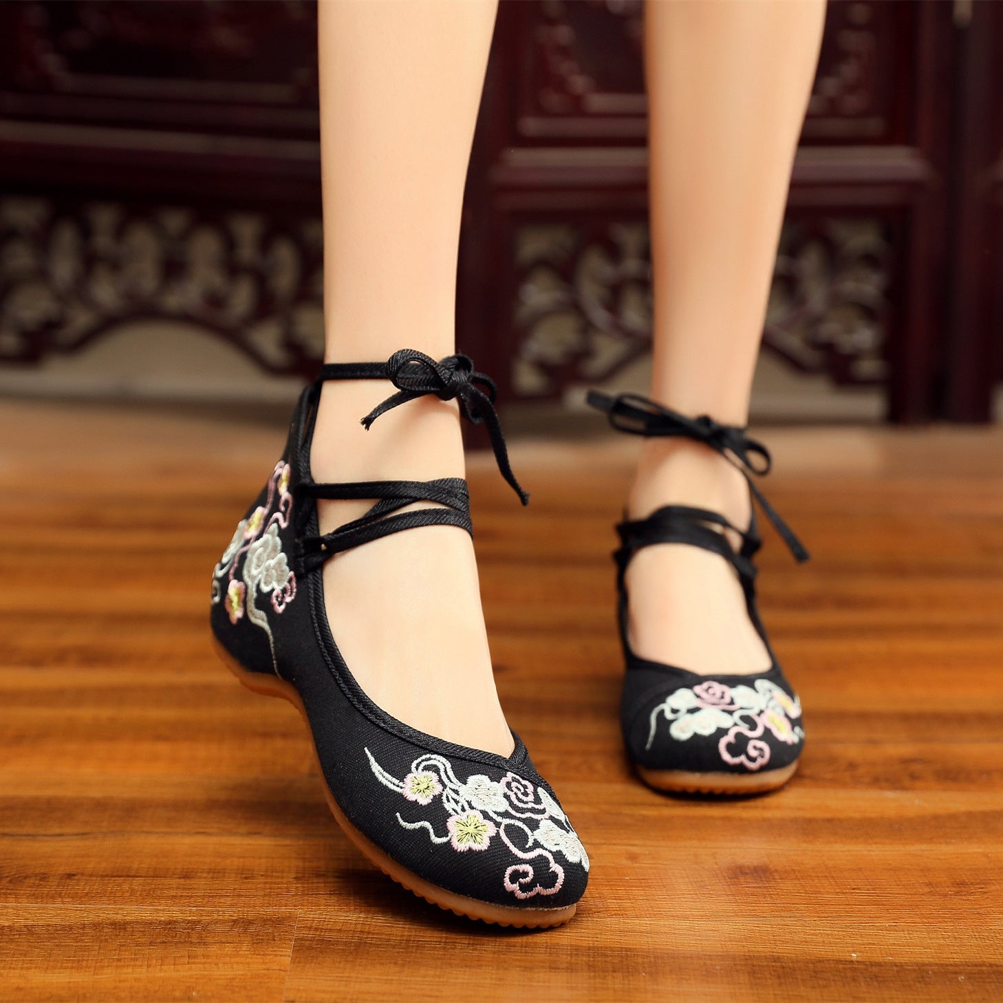 Old Beijing Women's Embroidered Cloth Shoes Low Heel Antique Hanfu Shoes