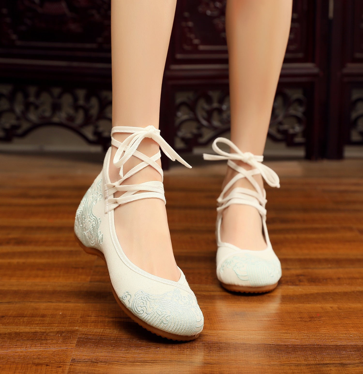 Old Beijing Women's Embroidered Cloth Shoes Low Heel Antique Hanfu Shoes