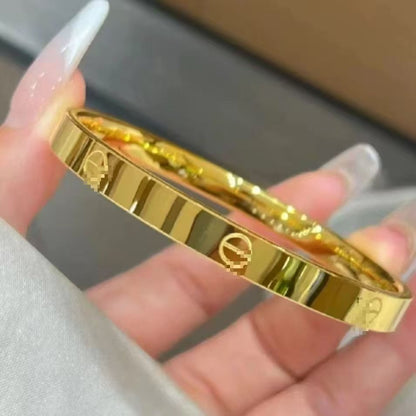 One-piece clasp bracelet - unique and fashionable