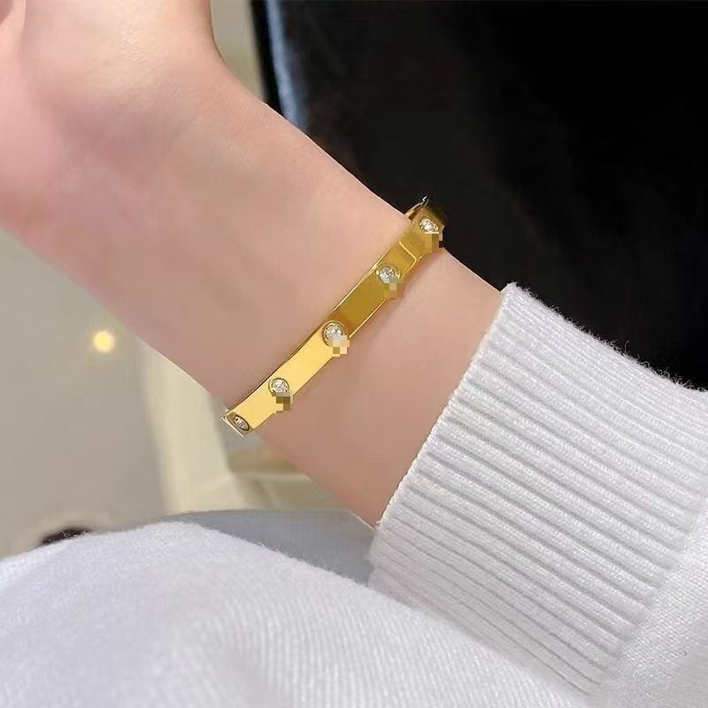 One-piece clasp bracelet - unique and fashionable