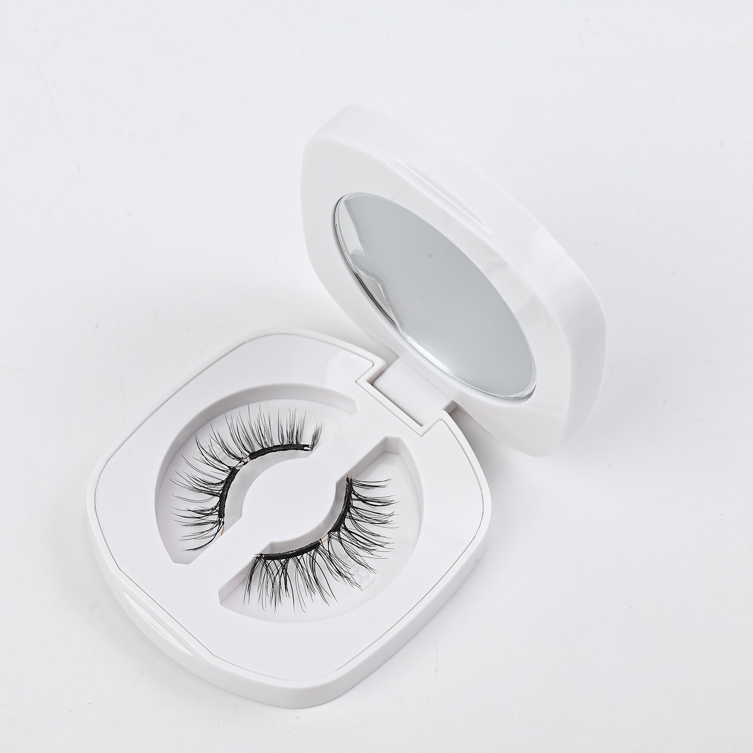 One-piece magnetic false eyelashes