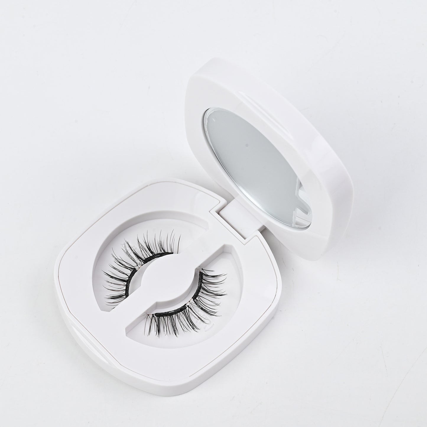 One-piece magnetic false eyelashes