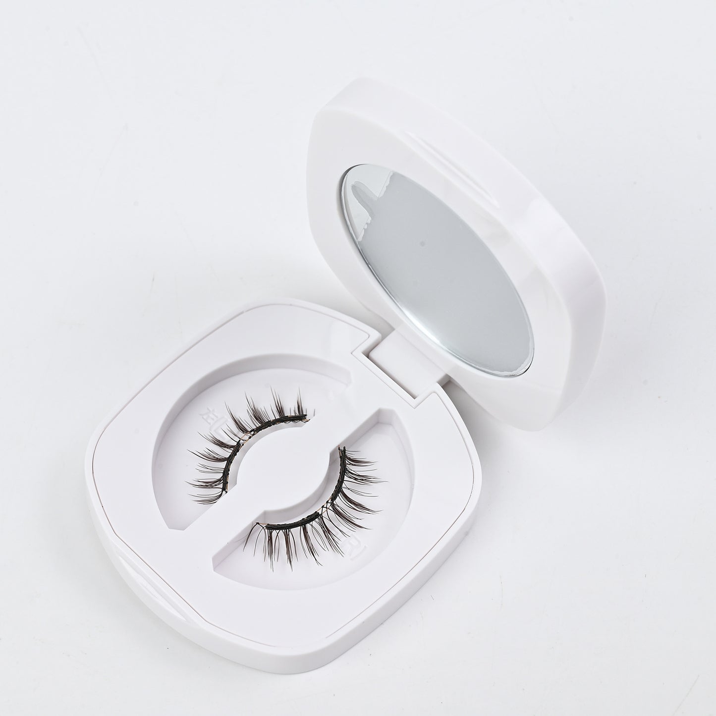 One-piece magnetic false eyelashes