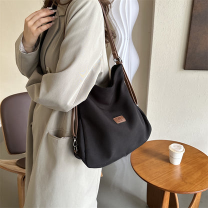 One-shoulder armpit tote bag