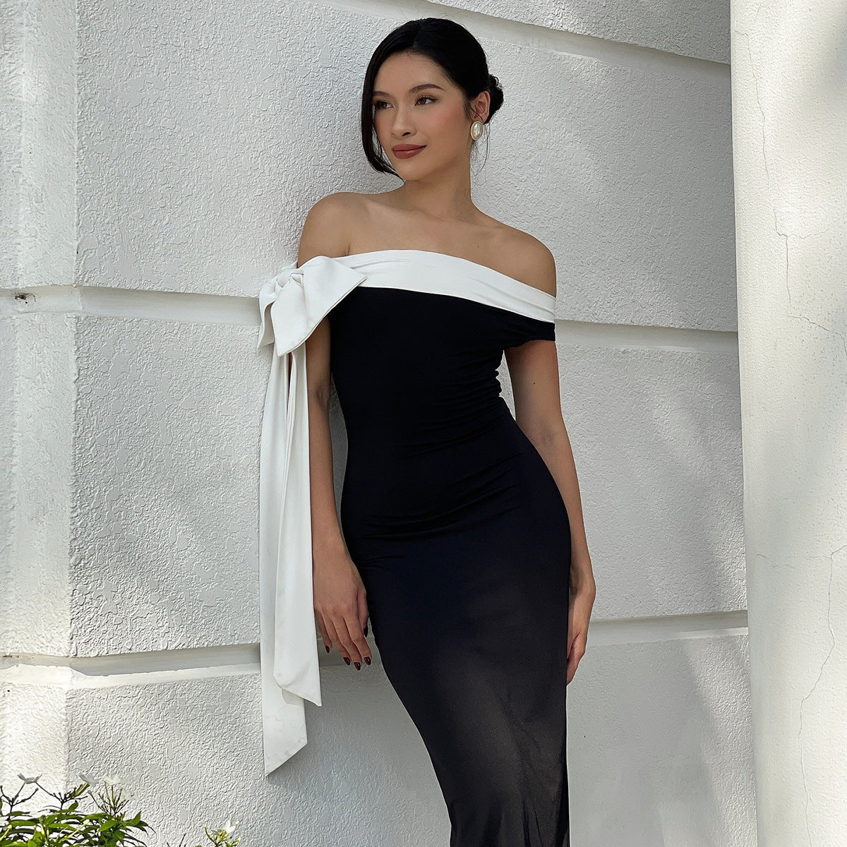 One-shoulder sleeveless figure-hugging dress