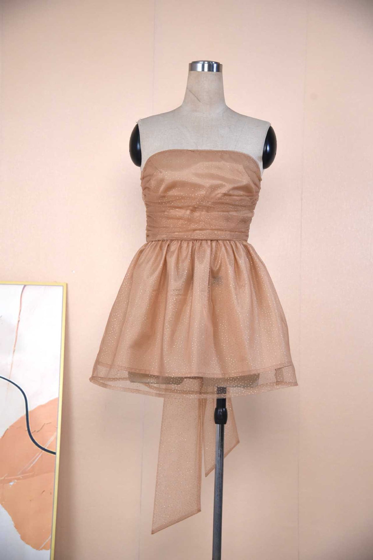 One-shoulder strapless puffy dress